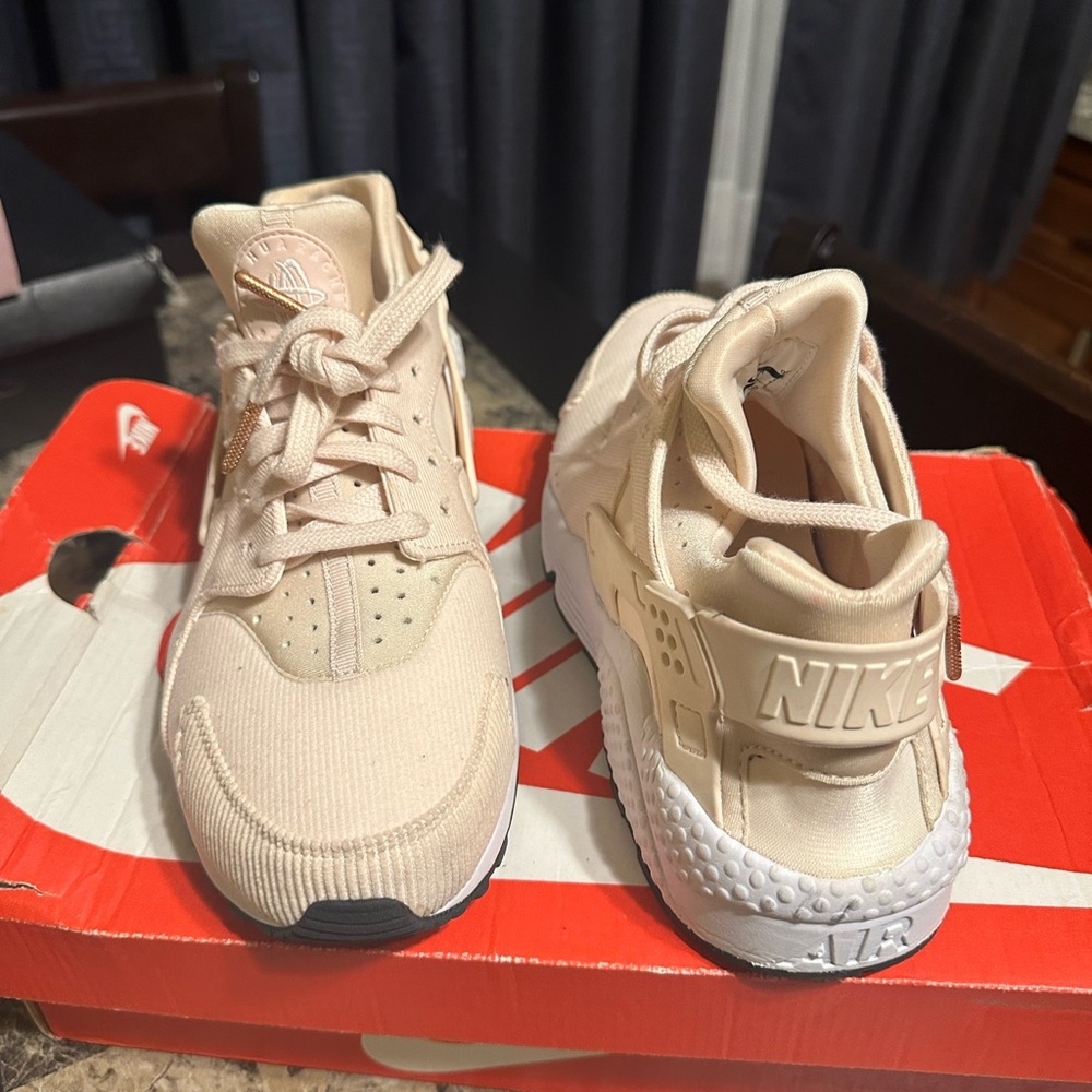 Nike Air Huarache Run SE - Guava Ice and Black